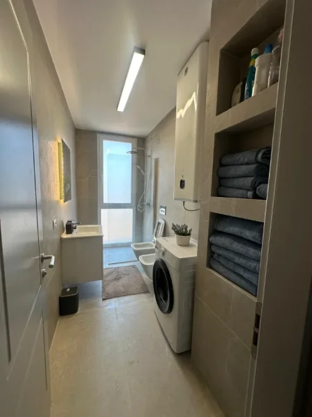 Shqiperi, jepet me qera apartament 1+1+Ballkon Kati 5, 72 m² 600 € (Stacioni i Trenit)