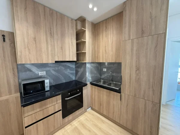 Tirane, jepet me qera apartament 2+1+Ballkon Kati 8, 70 m² 500 € (Ali Dem)
