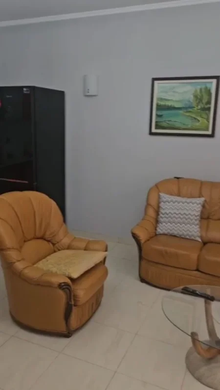 Tirane, jepet me qera apartament 2+1 Kati 3, 90 m² 650 € (Rruga Fortuzi)