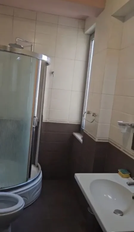 Tirane, jepet me qera apartament 2+1 Kati 3, 90 m² 650 € (Rruga Fortuzi)