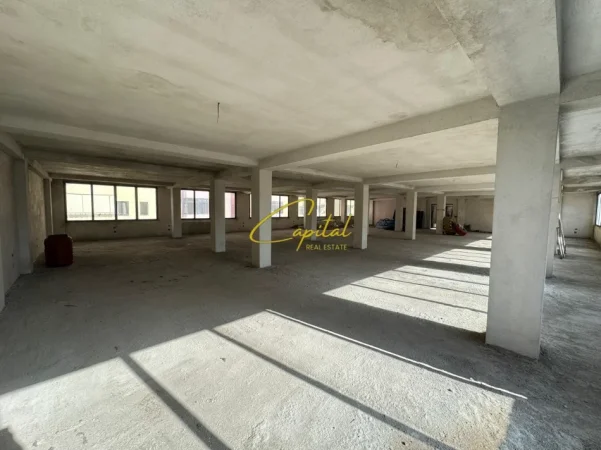 Tirane, jepet me qera ambjent biznesi Kati 4, 450 m² 1.500 € (PALLATI ME SHIGJETA)