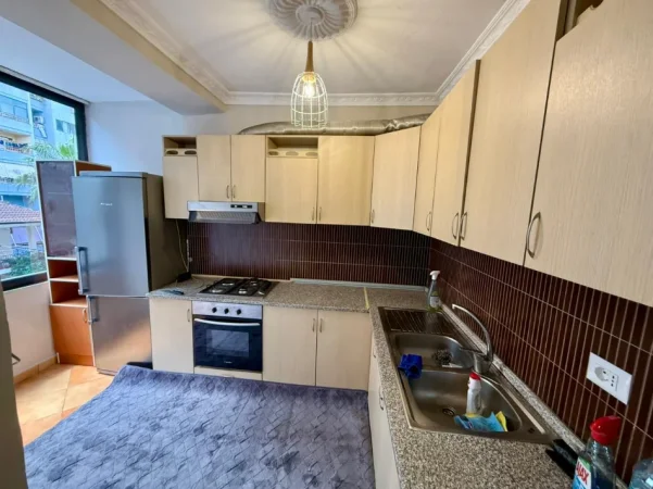 Tirane, jepet me qera apartament 1+1 Kati 3, (KOMUNA E PARISIT)
