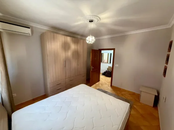 Tirane, jepet me qera apartament 1+1 Kati 3, (KOMUNA E PARISIT)