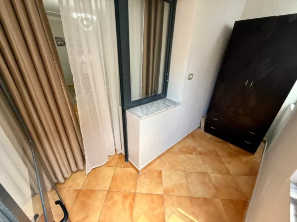 Tirane, jepet me qera apartament 1+1 Kati 3, (KOMUNA E PARISIT)