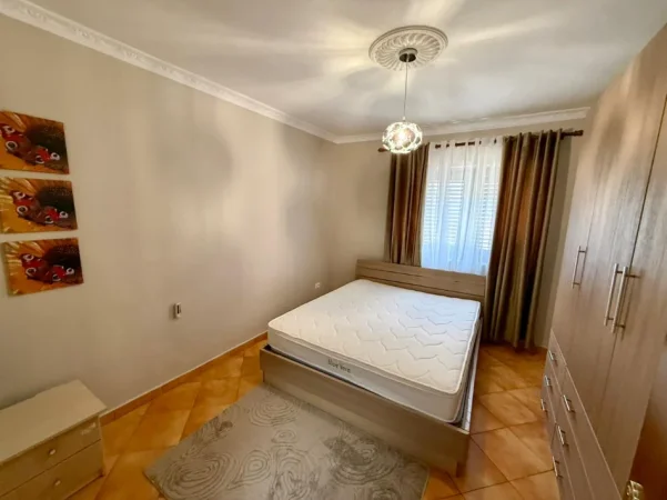 Tirane, jepet me qera apartament 1+1 Kati 3, (KOMUNA E PARISIT)
