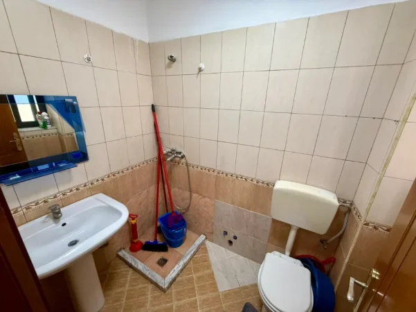 Tirane, jepet me qera apartament 1+1 Kati 3, (KOMUNA E PARISIT)