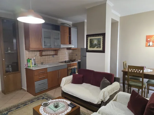 Tirane, jepet me qera apartament 1+1+Ballkon Kati 2, 600 € (Bllok, Sheshi Willson)