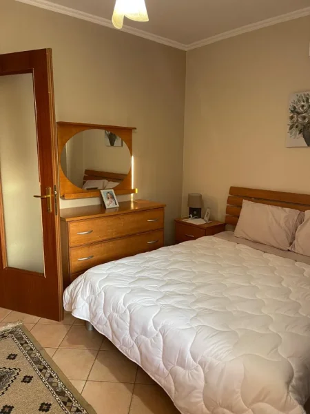 Tirane, jepet me qera apartament 1+1+Ballkon Kati 2, 600 € (Bllok, Sheshi Willson)