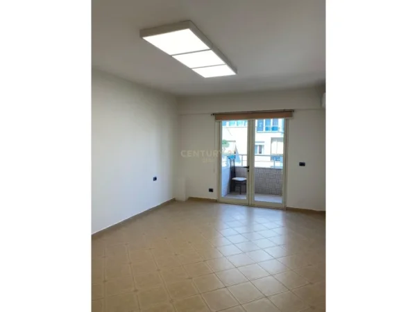 Tirane, jepet me qera 1+1 Kati 8, 600 € 