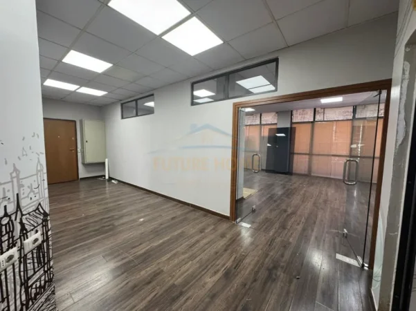 Tirane, jepet me qera ambjent biznesi Kati 1, 210 m² 2.000 € (Bulevardi Zogu i Pare)