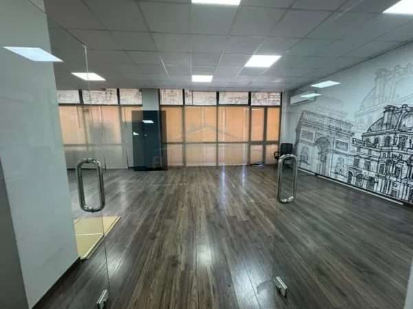 Tirane, jepet me qera ambjent biznesi Kati 1, 210 m² 2.000 € (Bulevardi Zogu i Pare)