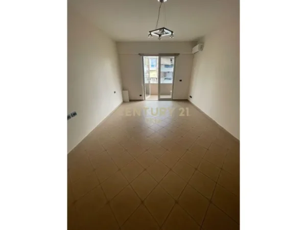 Tirane, jepet me qera 1+1 Kati 8, 600 € 
