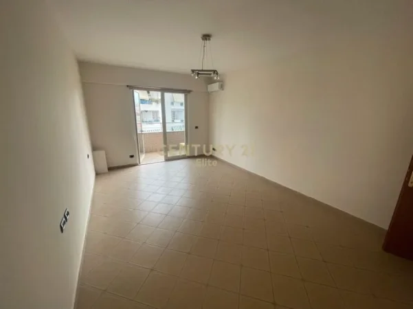 Tirane, jepet me qera 1+1 Kati 8, 600 € 