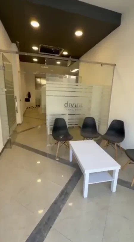 Tirane, shitet lokal Kati 0, 70 m² 120.000 € (ish stacioni i trenit)