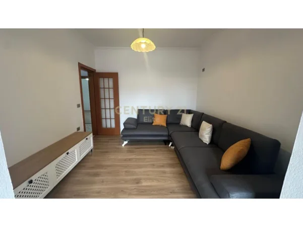 Tirane, jepet me qera 2+1 Kati 5, 80 m² 700 € 