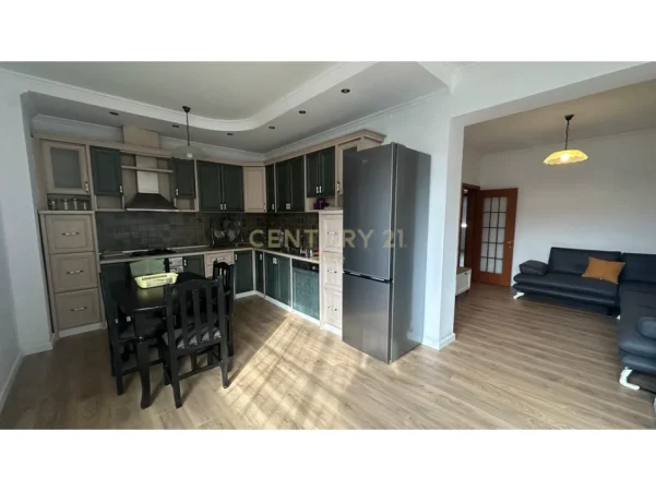 Tirane, jepet me qera 2+1 Kati 5, 80 m² 700 € 