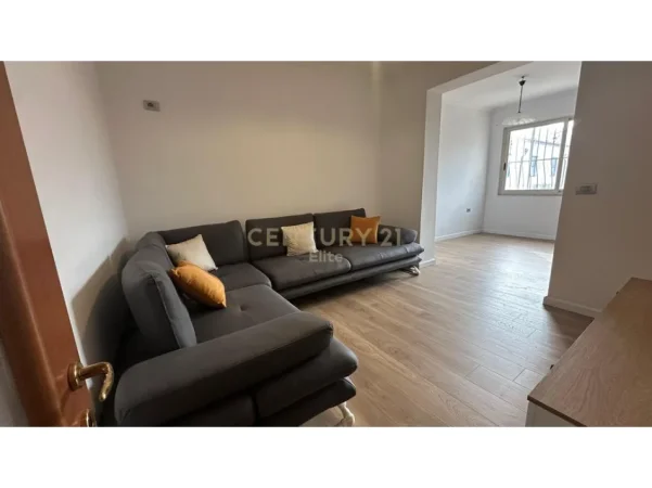 Tirane, jepet me qera 2+1 Kati 5, 80 m² 700 € 