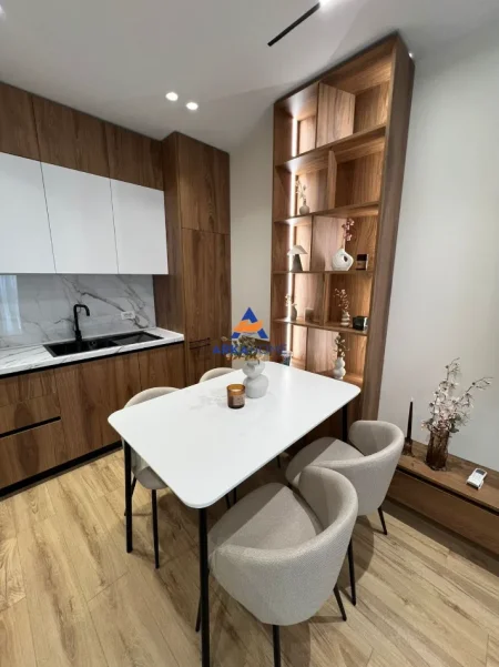 Tirane, jepet me qera apartament 2+1+Ballkon Kati 7, 81 m² 800 € 