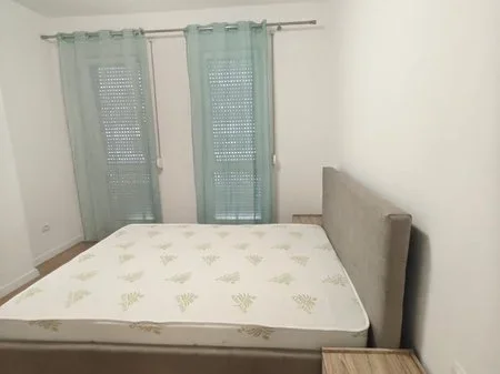 Tirane, jepet me qera apartament 1+1+Ballkon Kati 2, 58 m² 430 € (QTU, Univers City)