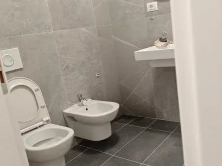 Tirane, jepet me qera apartament 1+1+Ballkon Kati 2, 58 m² 430 € (QTU, Univers City)