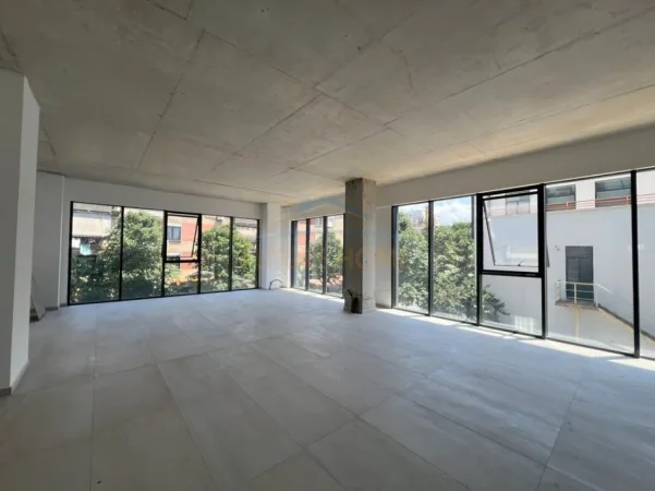Tirane, jepet me qera ambjent biznesi Kati 1, 110 m² 2.200 € (Rruga e Barrikadave)