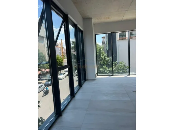 Tirane, jepet me qera ambjent biznesi Kati 1, 110 m² 2.200 € (Rruga e Barrikadave)