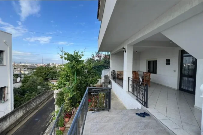 Tirane, jepet me qera apartament 3+1 , 135 m² 350 € (shkoze)