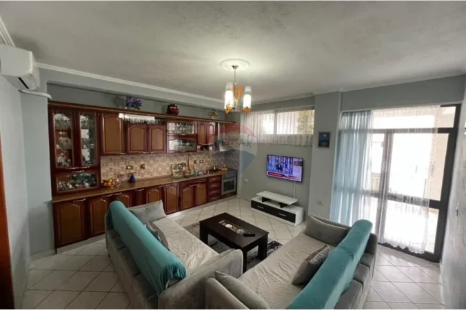 Tirane, jepet me qera apartament 3+1 , 135 m² 350 € (shkoze)