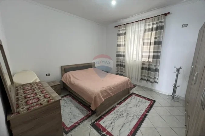 Tirane, jepet me qera apartament 3+1 , 135 m² 350 € (shkoze)