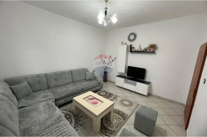 Tirane, jepet me qera apartament 3+1 , 135 m² 350 € (shkoze)