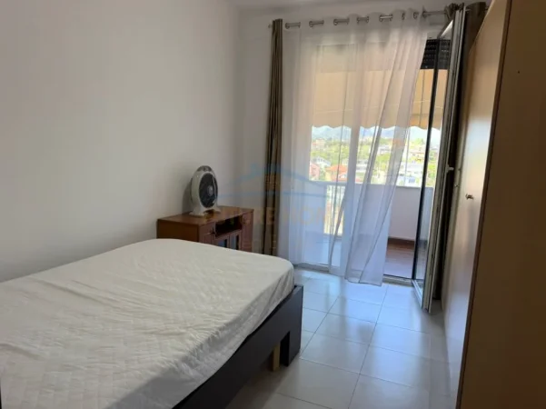 Tirane, jepet me qera apartament 2+1+Ballkon Kati 4, 106 m² 450 € (Rezidenca Relux)