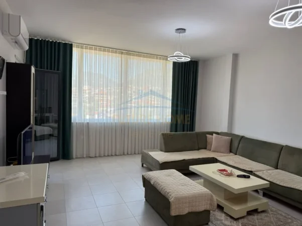 Tirane, jepet me qera apartament 2+1+Ballkon Kati 4, 106 m² 450 € (Rezidenca Relux)
