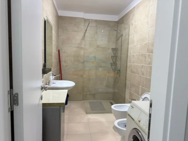 Tirane, jepet me qera apartament 2+1+Ballkon Kati 4, 106 m² 450 € (Rezidenca Relux)