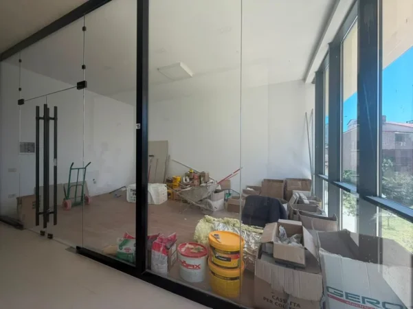 Tirane, jepet me qera ambjent biznesi Kati 2, 35 m² 700 € (Mine Peza, Rezidenca Golden Tower)