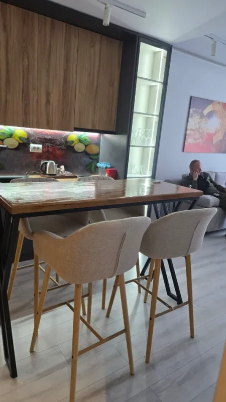Durres, jepet me qera apartament 1+1+Aneks+Ballkon Kati 6, 67 m² 700 € (lagja 17 , pallati kastrati prane ujesjellesit)