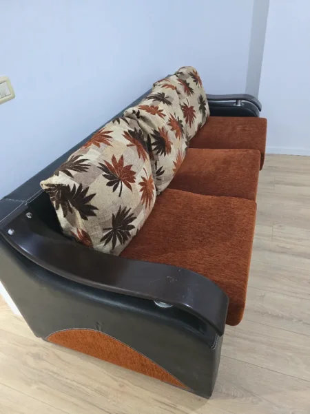 Tirane, shes Divan per dhome ndenje 80 €