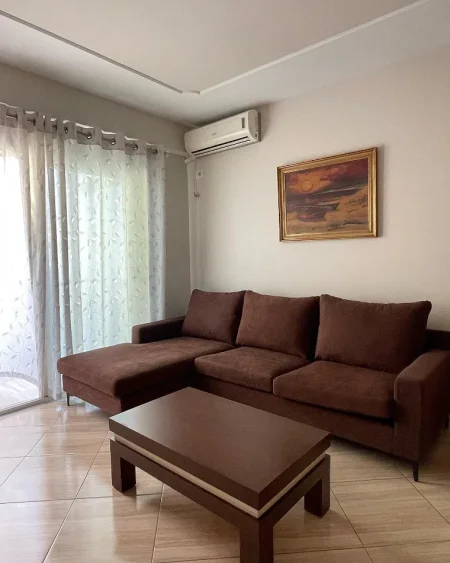 Tirane, jepet me qera apartament 1+1 , 54 m² 500 € (Rruga Don Bosko, Perball Kishes)