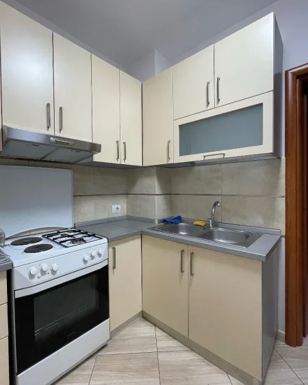 Tirane, jepet me qera apartament 1+1 , 54 m² 500 € (Rruga Don Bosko, Perball Kishes)