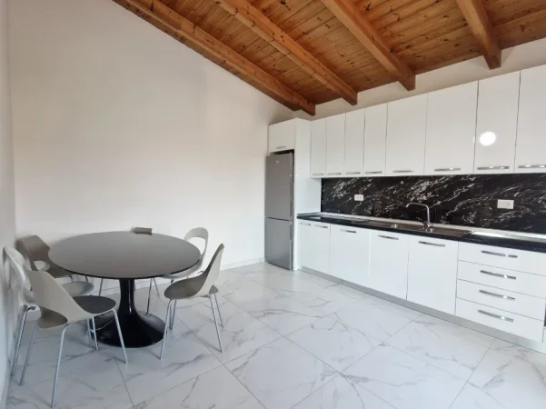 Tirane, jepet me qera apartament 1+1 Kati 4, 80 m² 300 € (JORDAN MISJA)