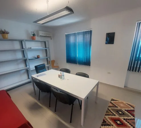 Tirane, jepet me qera ambjent biznesi Kati 1, 30 m² 350 € (Skanderbeg Square)