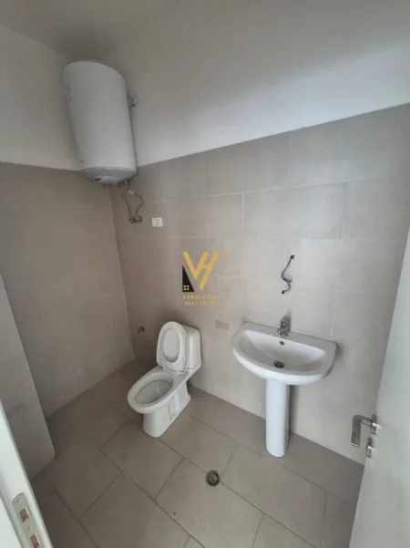 Tirane, jepet me qera dyqan Kati 0, 95 m² 1.500 € (KOMUNA E PARISIT)