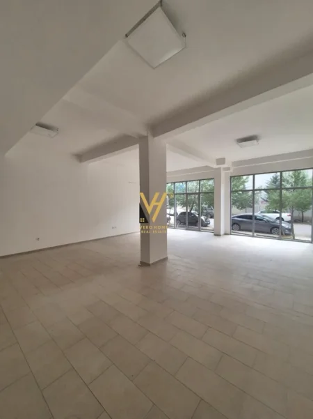 Tirane, jepet me qera dyqan Kati 0, 95 m² 1.500 € (KOMUNA E PARISIT)