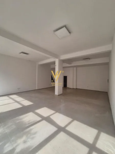 Tirane, jepet me qera dyqan Kati 0, 95 m² 1.500 € (KOMUNA E PARISIT)