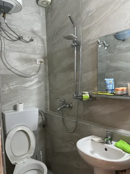 Tirane, jepet me qera shtepi 2+1 Kati 1, 48 m² 450 € (Rruga Shefqet Kuka)