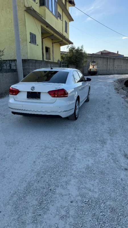 Kavaje, shes makine Passat Nafte, e bardhë automatik Kondicioner 2.200 km 6.999 €