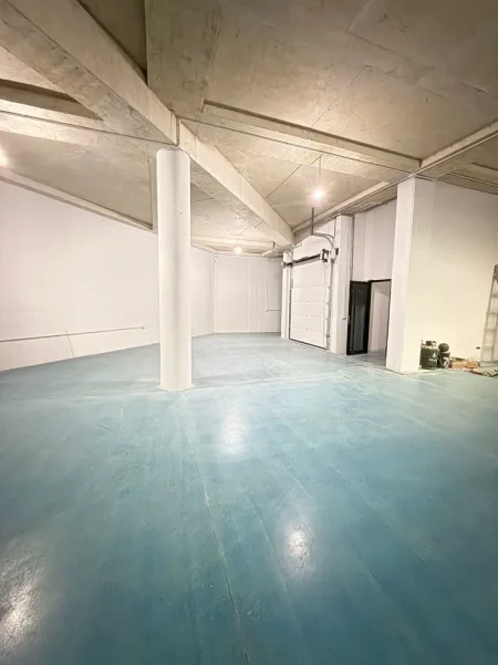 Tirane, jepet me qera ambjent biznesi , 1.250 m² 2.600 € (Autostrada Tr-Dr)