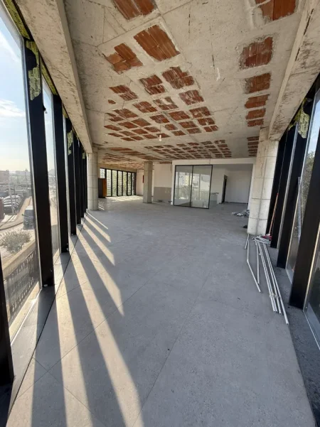 Tirane, jepet me qera ambjent biznesi , 1.250 m² 2.600 € (Autostrada Tr-Dr)