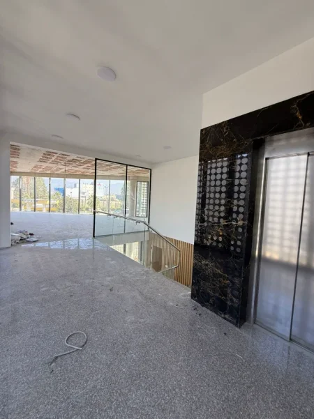 Tirane, jepet me qera ambjent biznesi , 1.250 m² 2.600 € (Autostrada Tr-Dr)