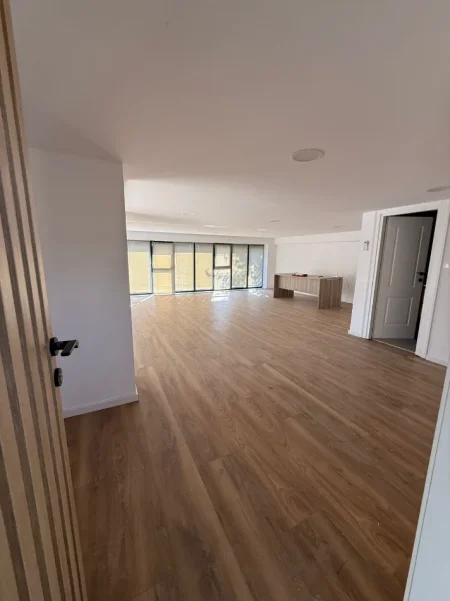 Tirane, jepet me qera ambjent biznesi , 1.250 m² 2.600 € (Autostrada Tr-Dr)