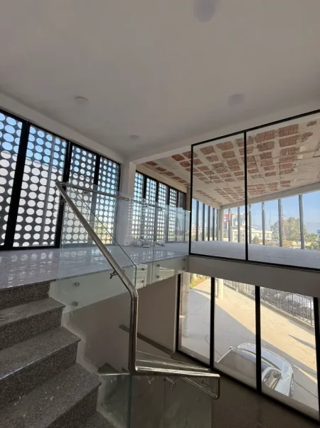 Tirane, jepet me qera ambjent biznesi , 1.250 m² 2.600 € (Autostrada Tr-Dr)